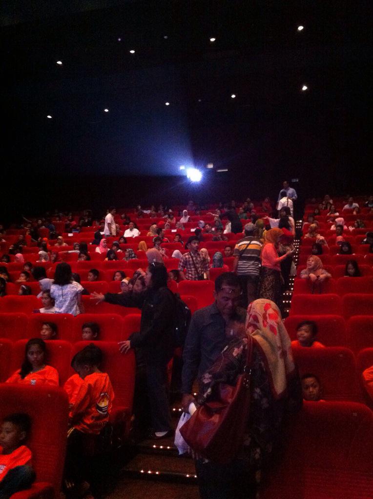 TemanSetara's tweet photo. Waw Studio 1 XXI Panakkukang mulai padat niih! Siap mulai pemutaran 9 Cerita Persahabatan Remaja dg PRT #Makassar http://t.co/mCEdrE0gQQ