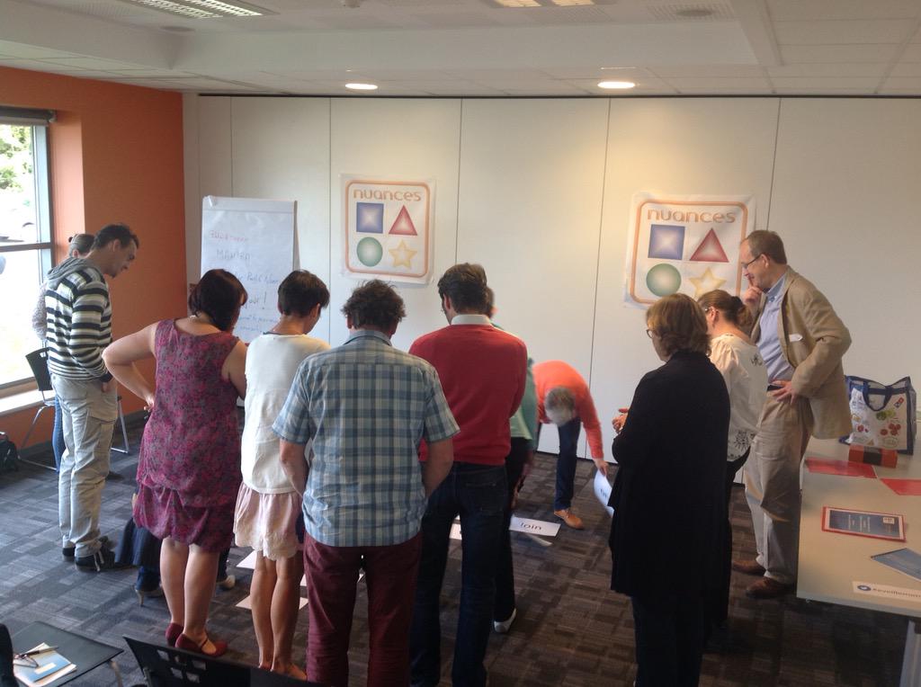 WapiFormation's tweet image. #eveillement2015 atelier nuances : rouge, jaune, vert et bleu ?