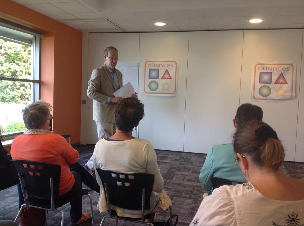 WapiFormation's tweet image. #eveillement2015 atelier nuances : rouge, jaune, vert et bleu ?