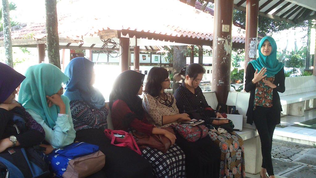 Presentasi pertama oleh Eldya Yohaningtyas