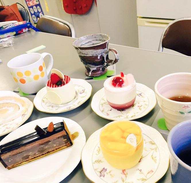 5371Kto's tweet image. 今日のゼミ後のお茶会はとてもリッチでした。そのぶん働いたんだけども。
#アンケート集計# en haut