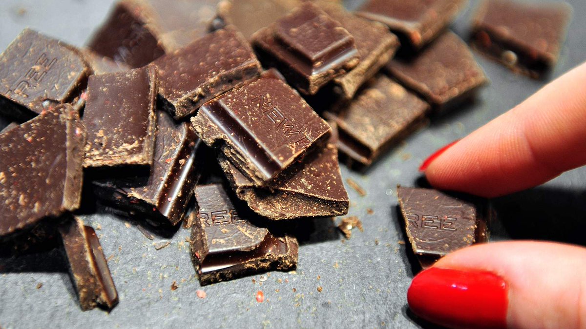 SkyNews's tweet image. Eating chocolate every day could lower the risk of heart diseases and strokes trib.al/YPbquZ5