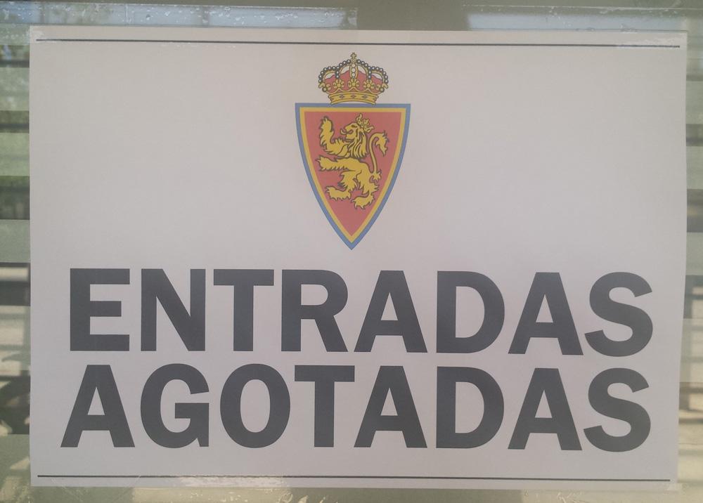 RealZaragoza's tweet photo. ¡Qué ganas teníamos de colgarlo! ¡¡Que reviente La Romareda!!
#ZaragozaNuncaSeRinde http://t.co/94rUYwLIZo