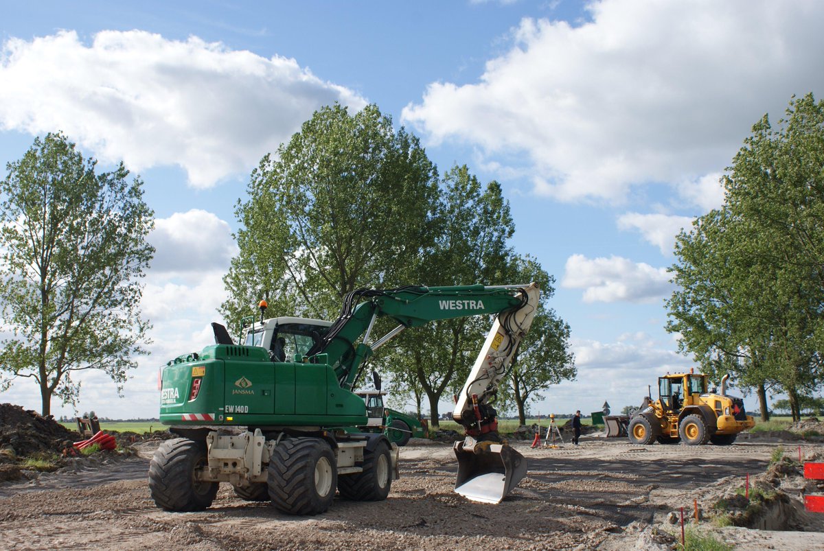 Hier bij Easterlittens wordt druk gewerkt aan de nieuwe rotonde. Info over omleidingsroutes: fryslan.frl/froonackerdyk