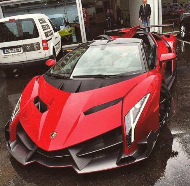 _OnlyCars's tweet image. VENENO 🔴🔴🔴🔴