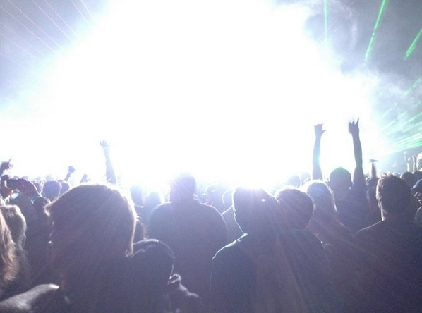 GingerProblems's tweet photo. Ed Sheeran took his shirt off on stage again...#PaleLife http://t.co/Q3gDFtfUAe