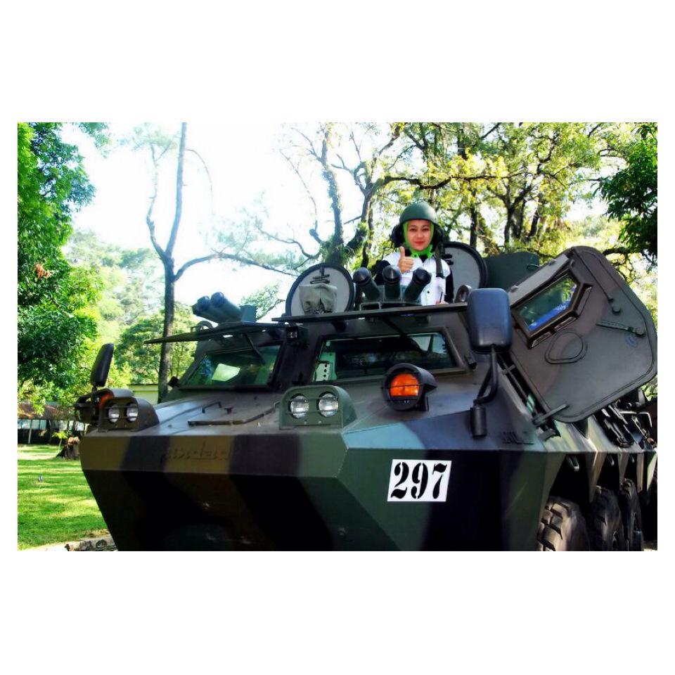 Ibu Walikota Bdg, Ibu Atalia Kamil berkesempatan mencoba performa Anoa PT Pindad. <a href="/ridwankamil/">Ridwan Kamil</a> <a href="/ata_lia/">Atalia Praratya</a>