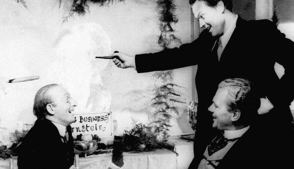Orson Welles, Alfred Hitchcock and the four best #gin cocktails bit.ly/1IVFdq6