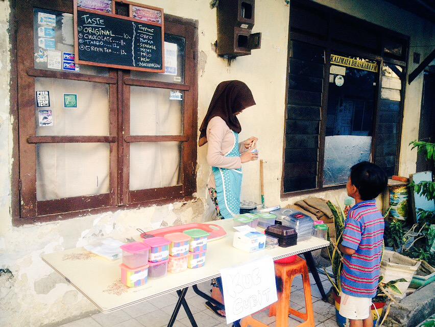 terkillir's tweet photo. Kaya pernah liat rumah itu. Di kapasari atau mana gitu lupa "@anggieputri1303: We're open!🎉 http://t.co/i4bpGUJ0nP"