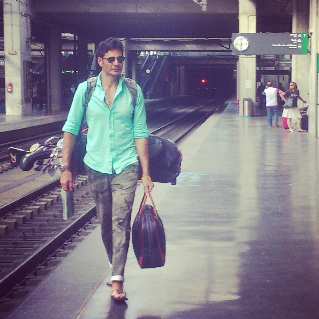 malefeetsp's tweet photo. Yo me encuentro en la estación así a @oscarhigares y lo violo en el andén. O que me viole, yo le dejo 😝 http://t.co/KEI6TJfOhK