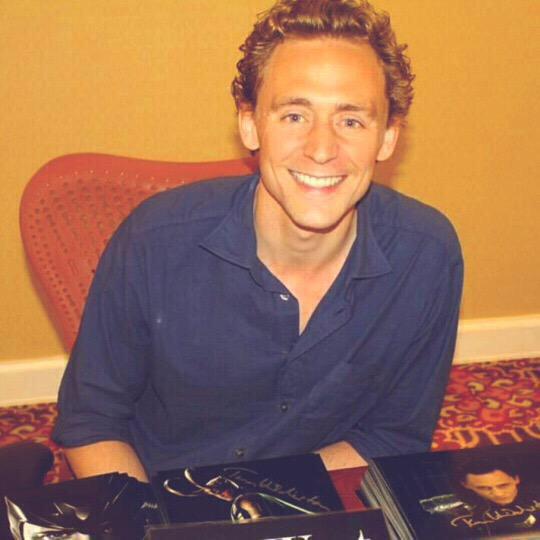 Hiddleston_FR's tweet photo. Bonjour à tous ! Je vous souhaite une très bonne journée 😃 http://t.co/uVI8xfvZdH