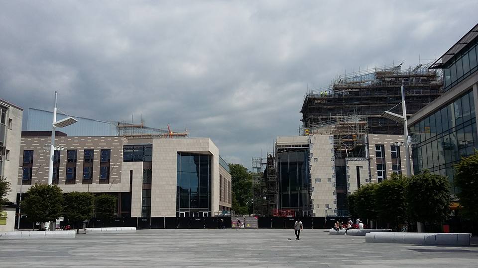 SouthamptonCC's tweet photo. Front facade cladding looking smart #Southampton #ArtsComplex @Grosvenor_GBI http://t.co/ihEOd7jY6u