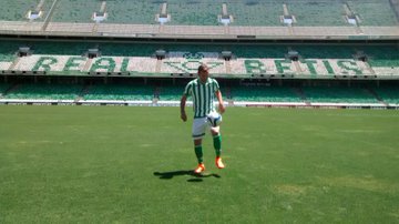 ベティス移籍のファン デル ファールト お披露目イベントに祖母を招待する