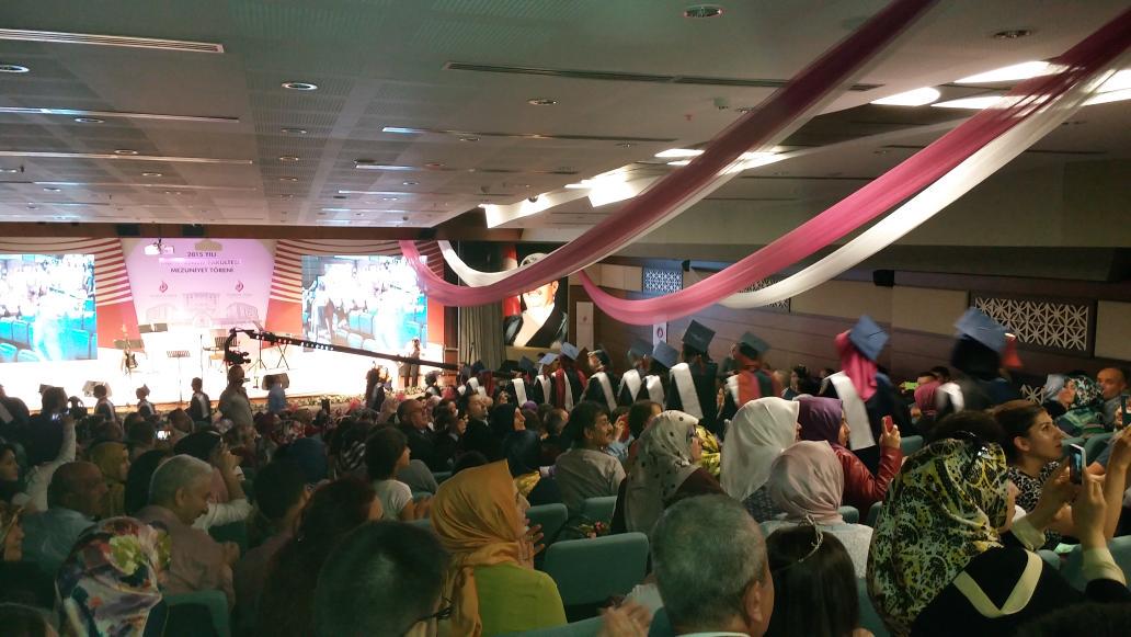 Mezunlarımız salonu giriş yapıyor.