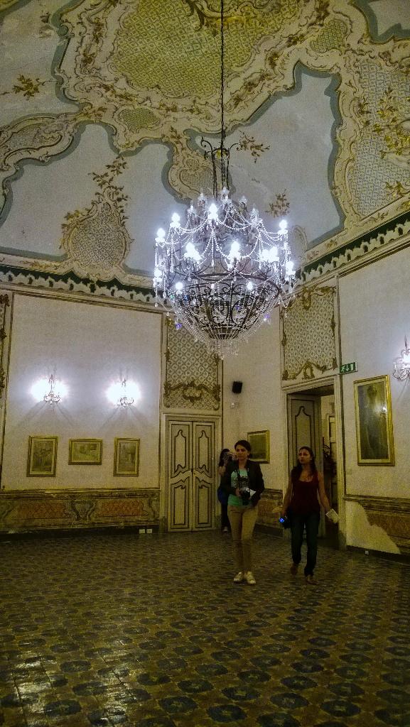 Prima un cerasuolo di #Vittoria poi visita a palazzo Montesano a #MonterossoA. con <a href="/ViaggioIblei/">Viaggio negli Iblei</a> #Sicilia #food #wine