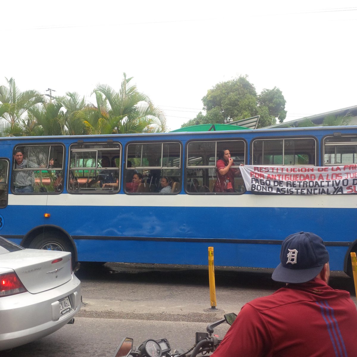 SUTES_INFORMA's tweet photo. @VTVcanal8 @La_lguanatv trabajadores obreros de la USB en la lucha por nuestras reivindicaciones laborales http://t.co/wNJn2AsJPa