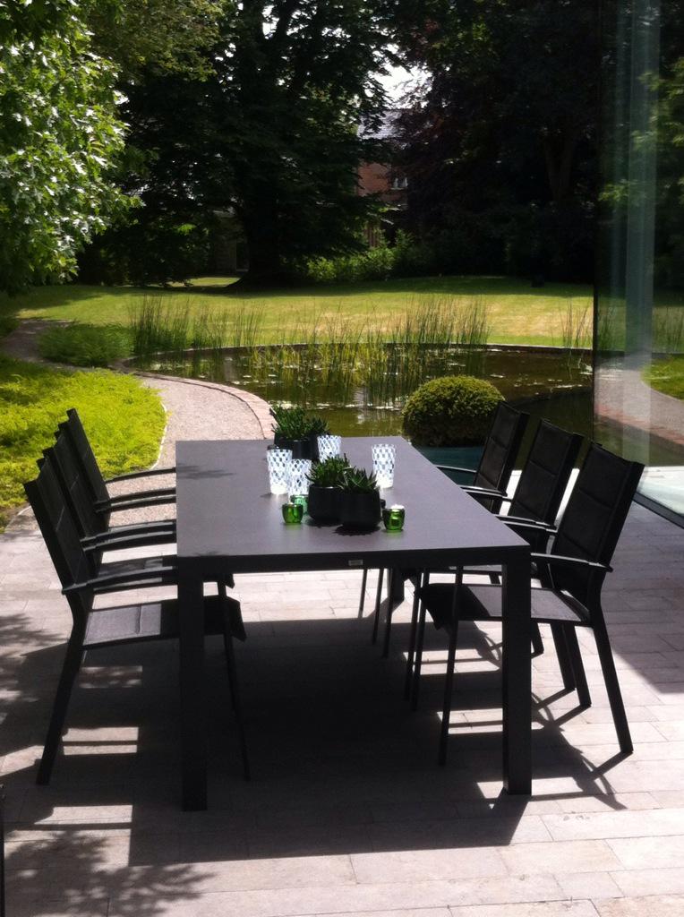 EventHouse1's tweet image. #fotoshoot aan de gang. #meubilair #overstock #zon