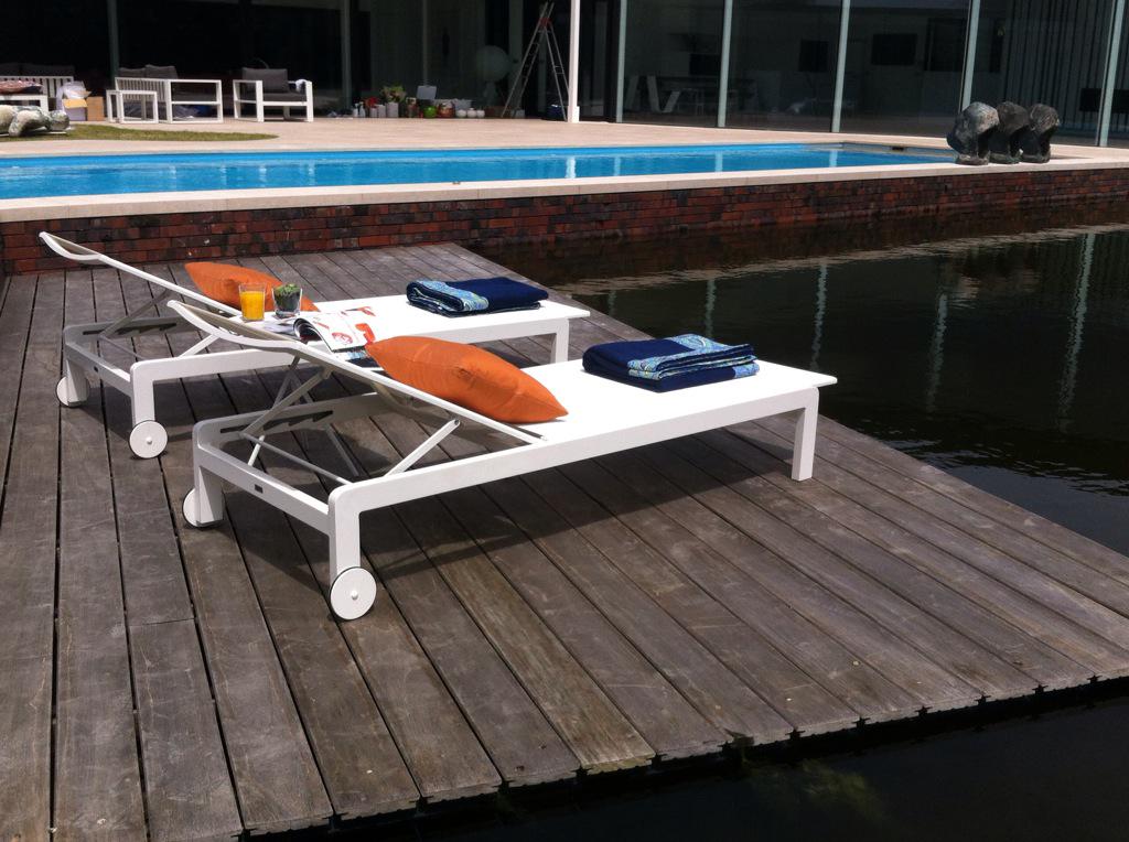 EventHouse1's tweet image. #fotoshoot aan de gang. #meubilair #overstock #zon