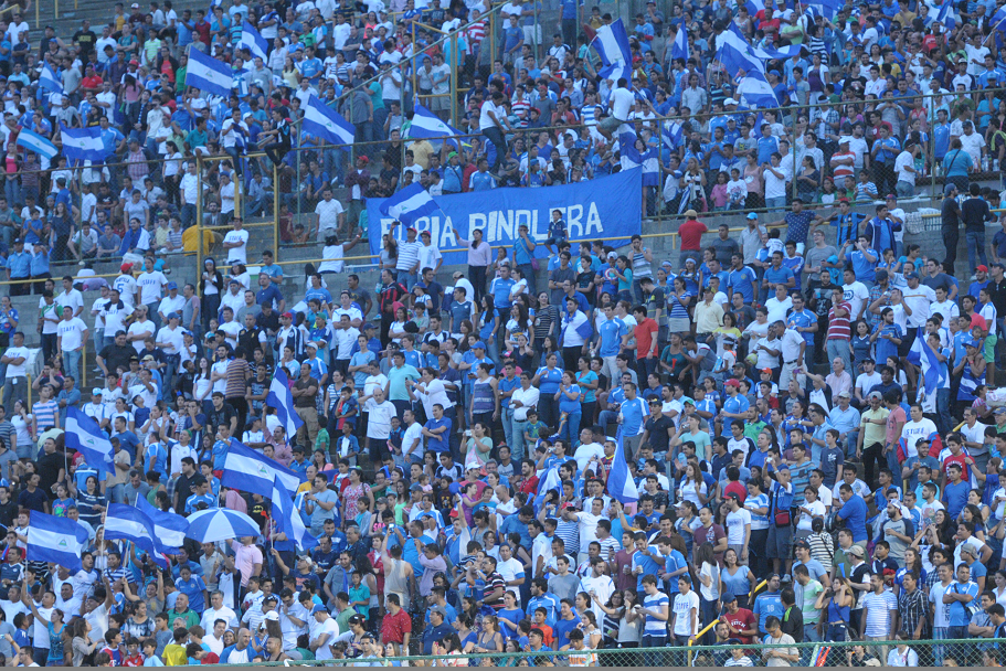 laprensa's tweet photo. #Nicaragua enfrenta hoy a #Surinam. ¡RT sis sos #AzulYBlanco! http://t.co/OBhMwi191x http://t.co/fsHWMO9ecv