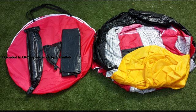 CaravanstuffC's tweet image. Easy to carry; quick to assemble; effortlessly stylish! Perfect! @OLPro1 beach huts are the way forward!