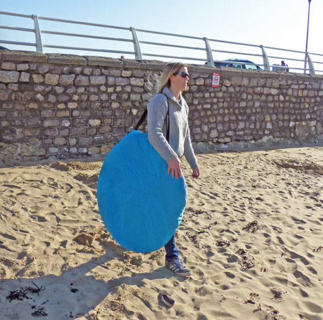 CaravanstuffC's tweet image. Easy to carry; quick to assemble; effortlessly stylish! Perfect! @OLPro1 beach huts are the way forward!