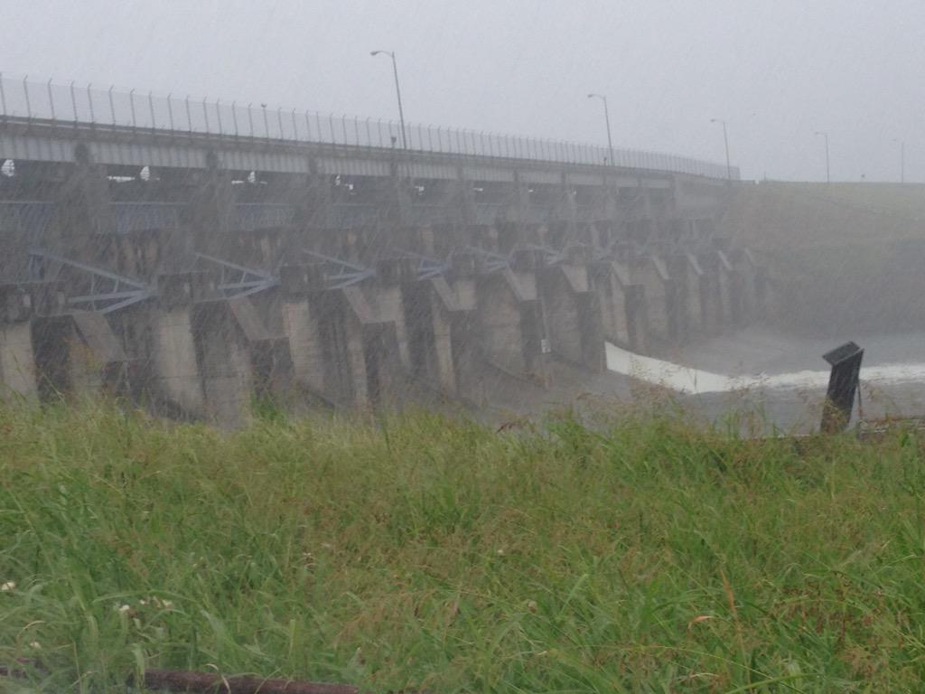 BrianNewCBS's tweet photo. Pouring at Lavon Lake where not much more water can be held. Emergency release could happen soon. #CBS11wx #CollinCo http://t.co/RhW8oupw35
