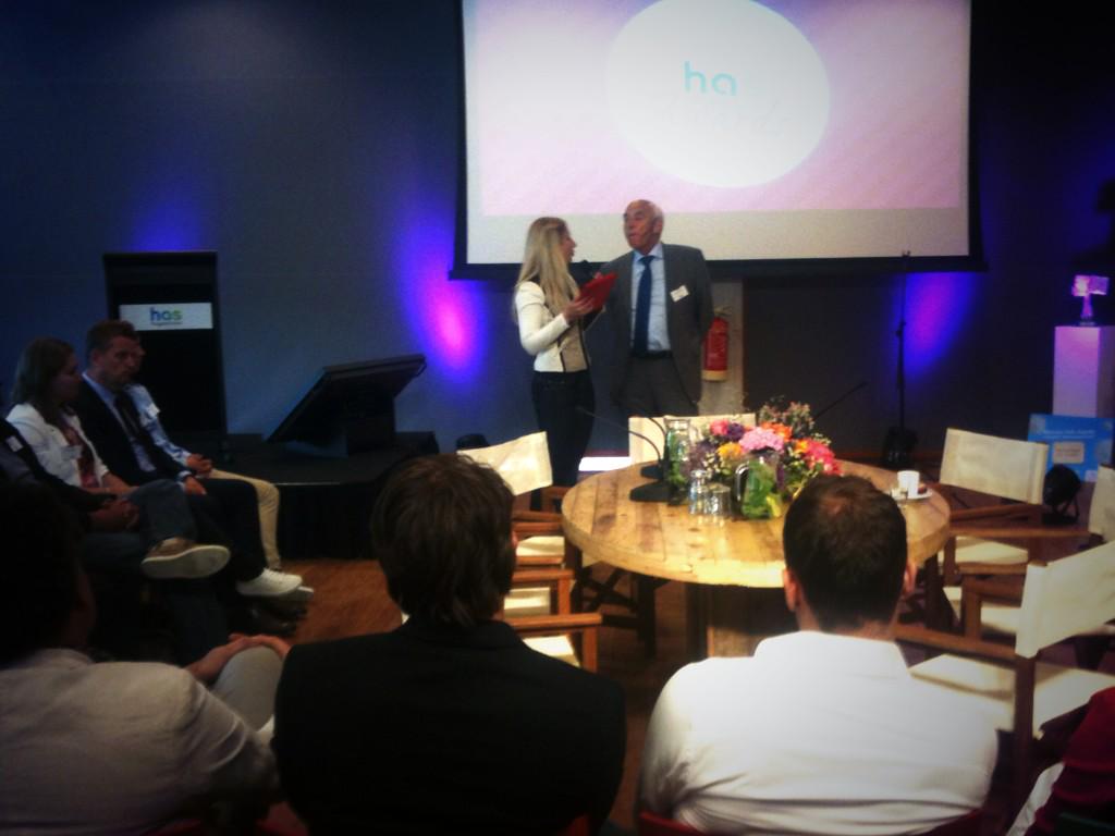 greenacademyHAS's tweet photo. @MeikeMedia presenteert Keynote Speaker @AaltDijkhuizen op het #HASyearEvent #HASawards http://t.co/Z4xeoLLyVe