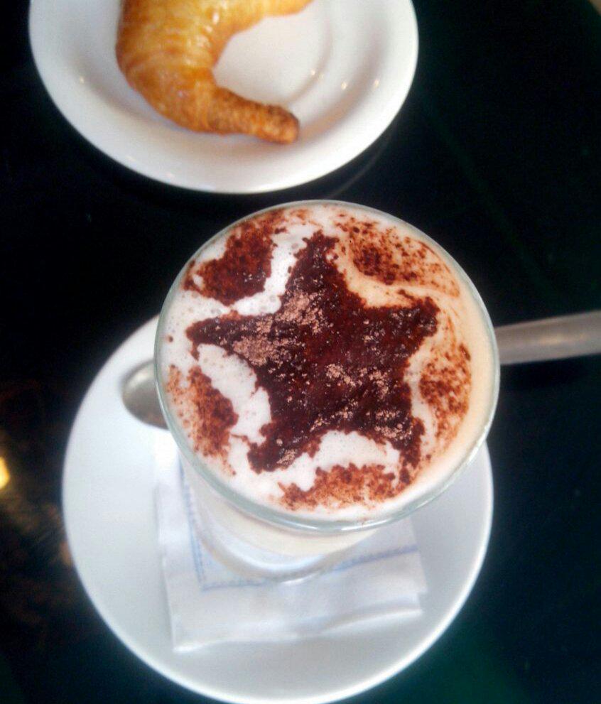 AgusCamoletto's tweet photo. Una promoción merece festejo,y con @LawOlivieri no puede ser de otra forma...#Desayuno #ChauFarmaco http://t.co/vzKGQfzGVm