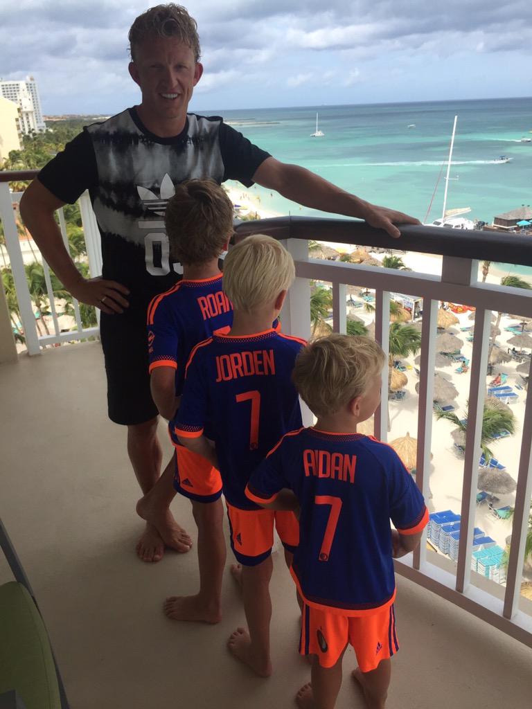 Kuyt's tweet image. Erg trots om weer nr 7 van Feyenoord te mogen dragen! Dank aan JPB voor zijn respectvolle begrip en medewerking.