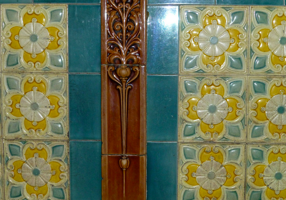 Unfold_Leeds's tweet photo. Another great boozer and sporting more tremendous #Burmantofts is @whitelocksleeds :) #ceramicLeeds #ESAtakeover http://t.co/ad55PbfmBy