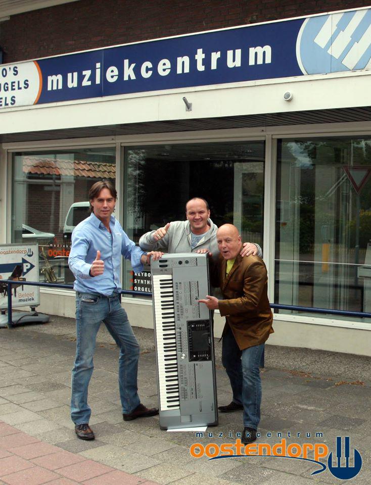 beleefmuziek's tweet image. Zojuist Willy Oosterhuis (@Willie_Loatgoan) en @FrankvanEtten voorzien van een nieuwe Tyros 5! #maakmuziek #Tyros5