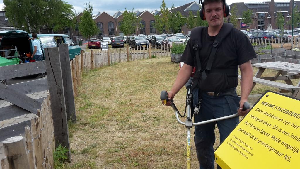 Maaien op de wagenwerkplaats bij <a href="/nieuwestadsboer/">Nieuwe Stadsboeren</a>