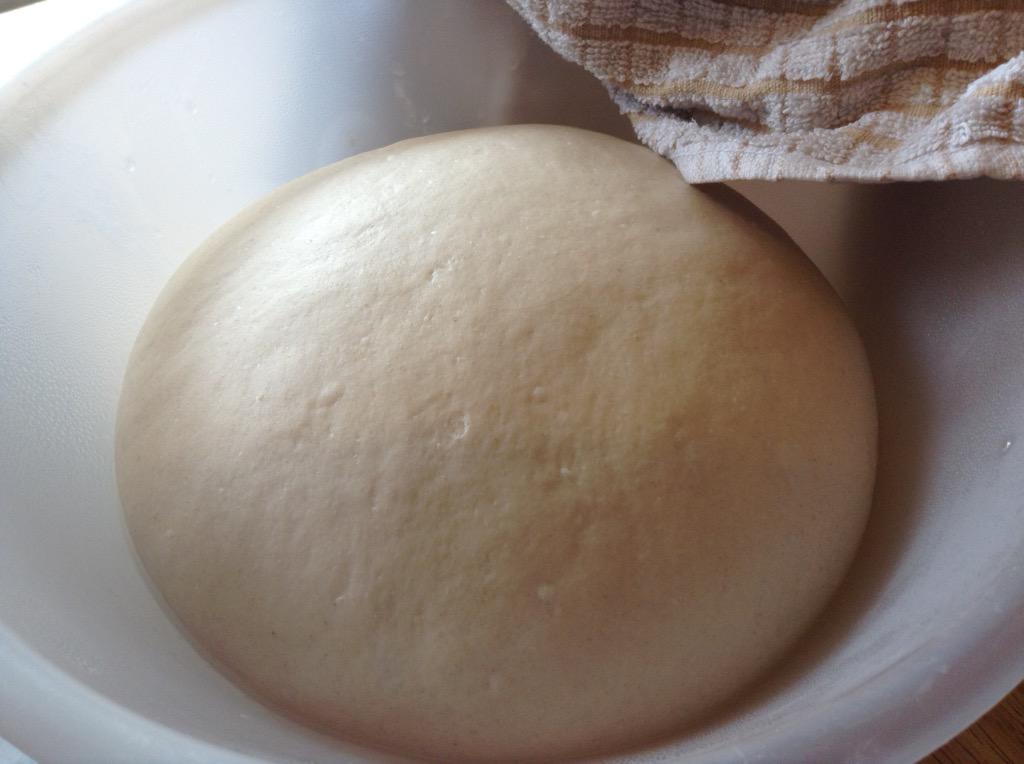 madgesgaff's tweet image. 4 00....3 and a half hours later #sourdoughadventures1 #realbread #firstgo 🙏🙏🙏