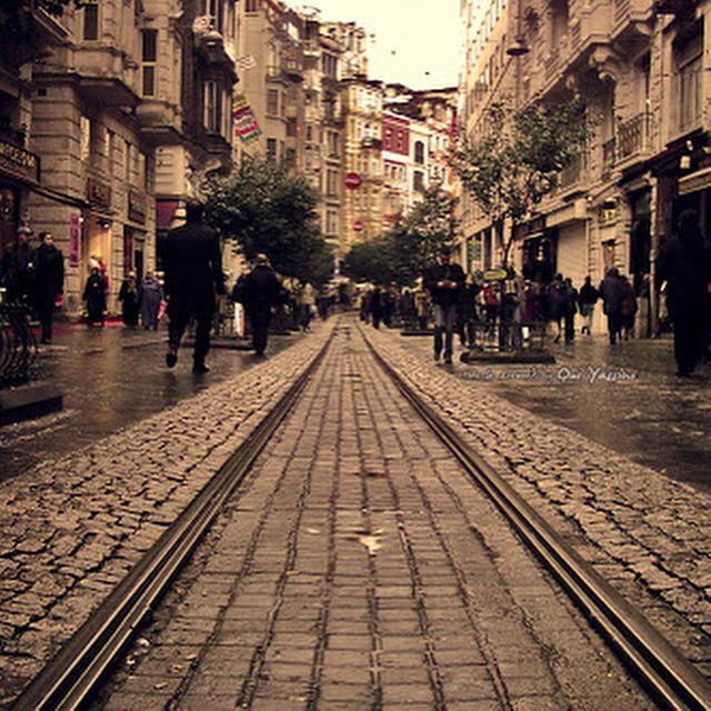 wecafebar's tweet photo. İstiklal Caddesi'ndeki yağmur, bir molayı hak ediyor. 🍻🍸🍹🍷#wecafebar #we #cafe #bar #tomtomsokak #rain #rainy http://t.co/RXnTBZmA7Y