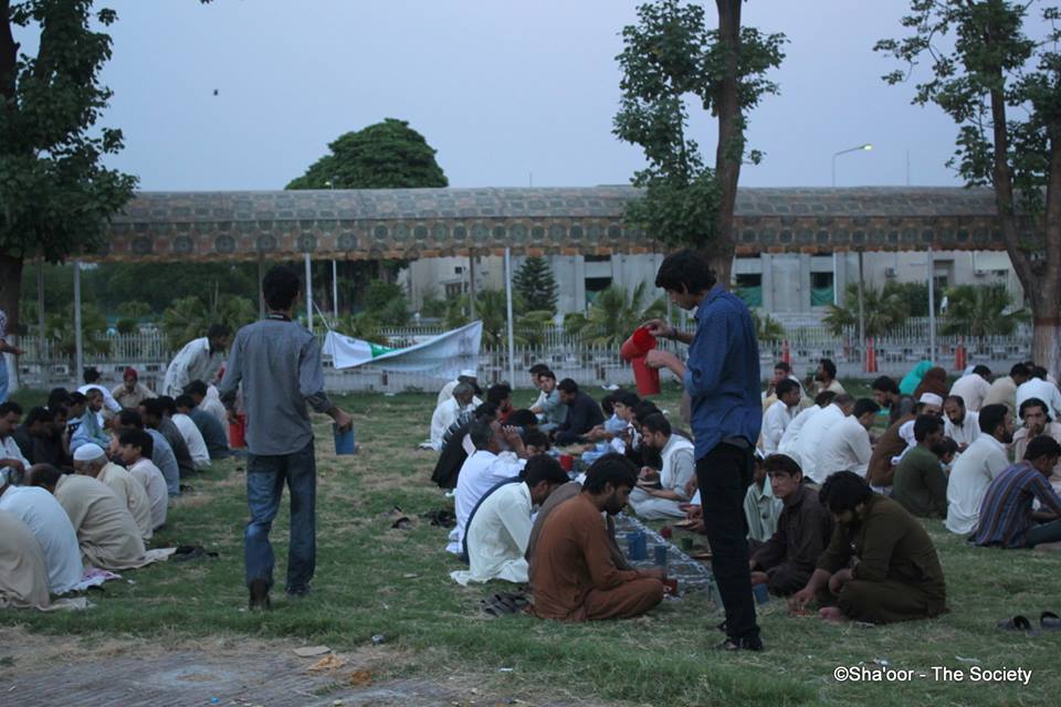 _amirsidhu's tweet photo. VOLUNTEER with us at #IftaarEesar serve by your own hands. You'd get an unforgettable experience
#مرحبا_رمضان_مرحبا http://t.co/rVraYEYl2q