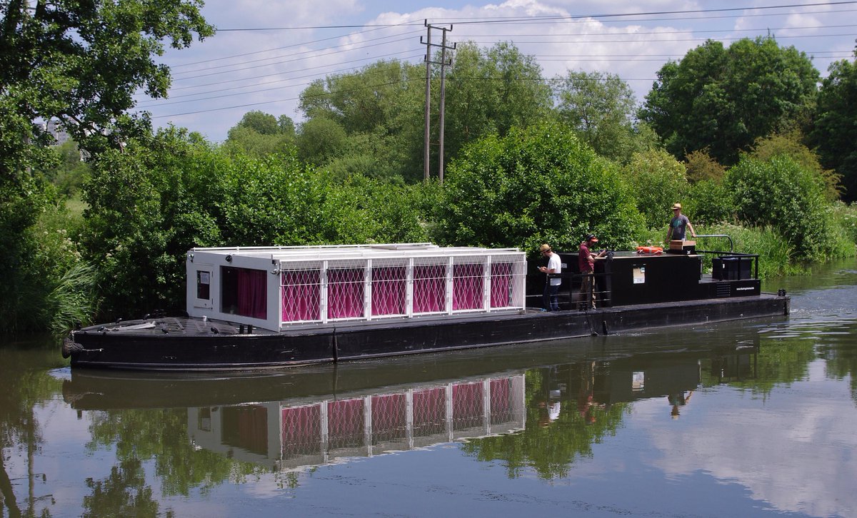 The #floatingcinema approaching #Southcotemill earlier today on route to #Aldermastonwharf #majestic #Upandawave