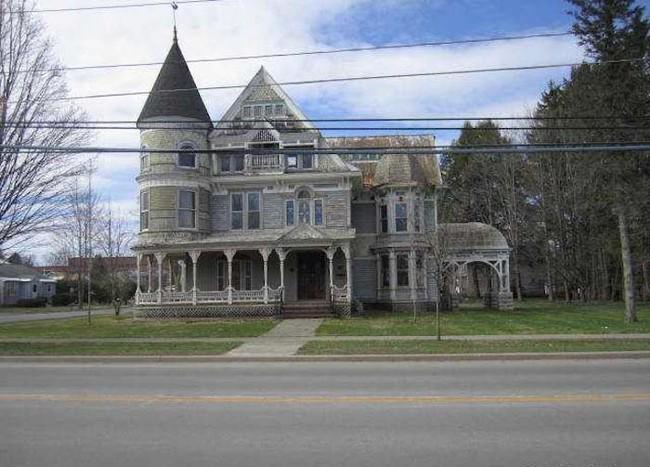 gdock7's tweet image. This House is For Sale, Cheap. When You See What Google Maps Caught, You’ll See Why!3 Read: ift.tt/1G0pLTt