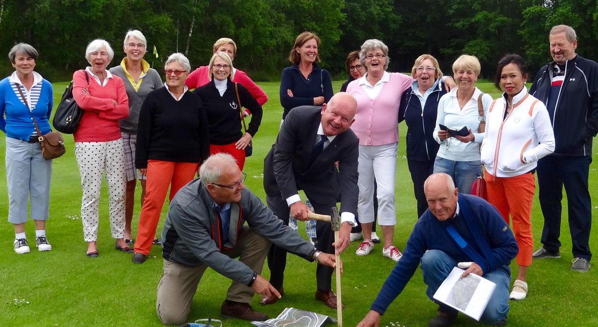 DeGelpenberg's tweet photo. Eerste piketpaal in de grond geslagen. @DeGelpenberg maakt een aantrekkelijke 9 holes par 3 baan.#opstap #afstap #fun http://t.co/dxQFmARjVw
