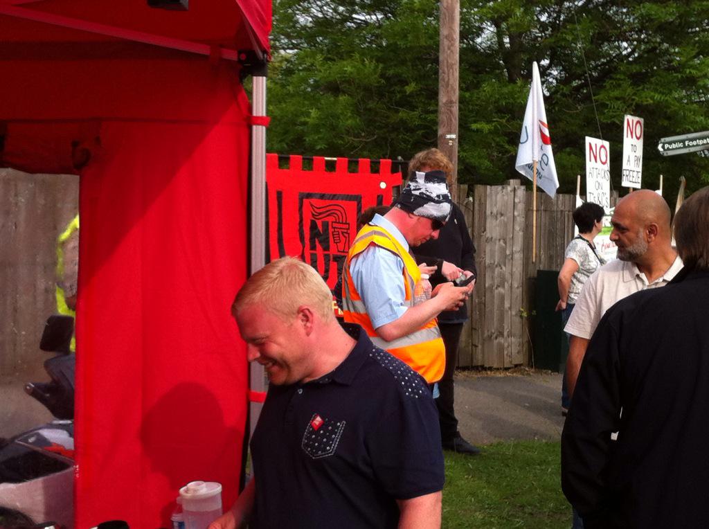 <a href="/SYorksNUJ/">South Yorks NUJ</a> Sheffield NUT supports BFAW in Gunstones dispute, Dronfield. No to attacks on T&amp;C's, no to a pay freeze!