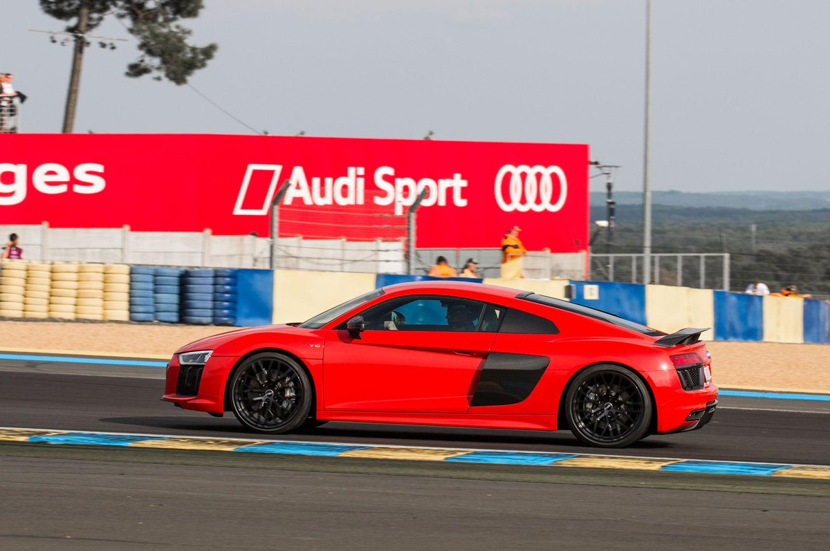 MotorTrend's tweet photo. The 2017 @Audi R8 is more accomplished than before: http://t.co/xlpYHXEr9A    #FIRSTDRIVE http://t.co/u95hSvf327