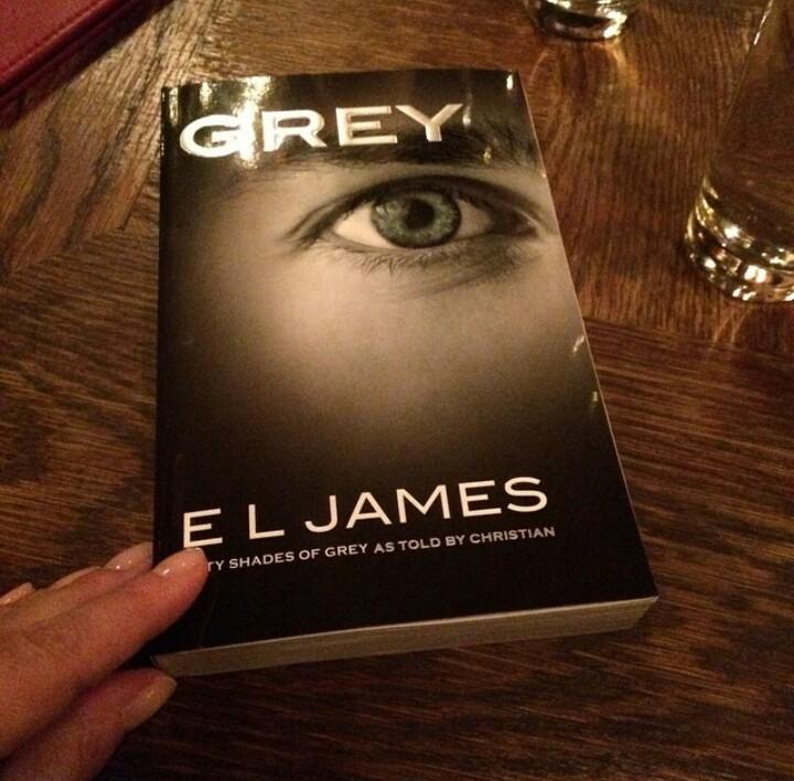 50SombrasSpain's tweet photo. .@E_L_James ha subido una foto del ejemplar de #GREY que se publicará en Estados Unidos a Instagram http://t.co/TrqN99MUZv