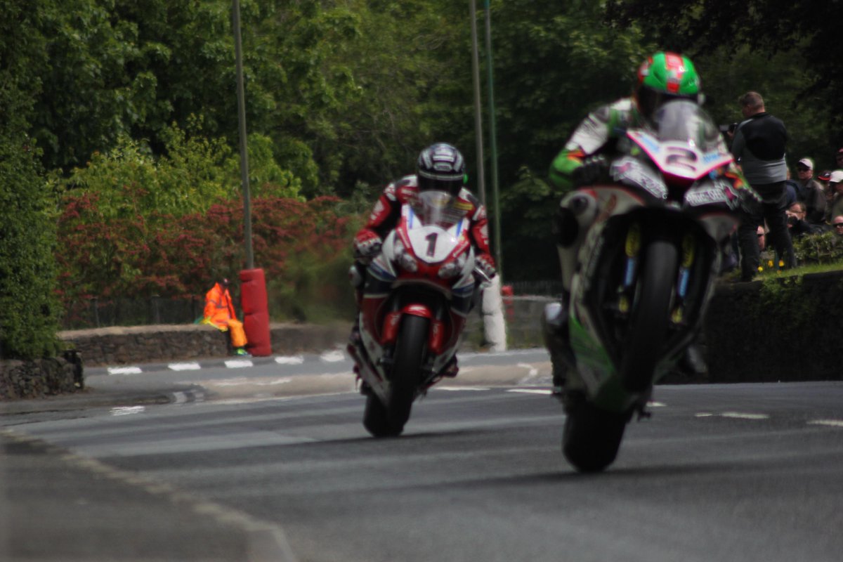 RevelleInterior's tweet image. John mcguinness @jm130tt  i got a great photo of John chasing down Hutchinson superbike Race 1 #hungryhunter