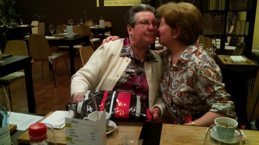 conferzamora's tweet photo. Hoy homenaje de agradecimiento a 2 hermanas q en muchos años estuvieron en la junta d @conferzamora @diocesiszamora http://t.co/nNeKttund0