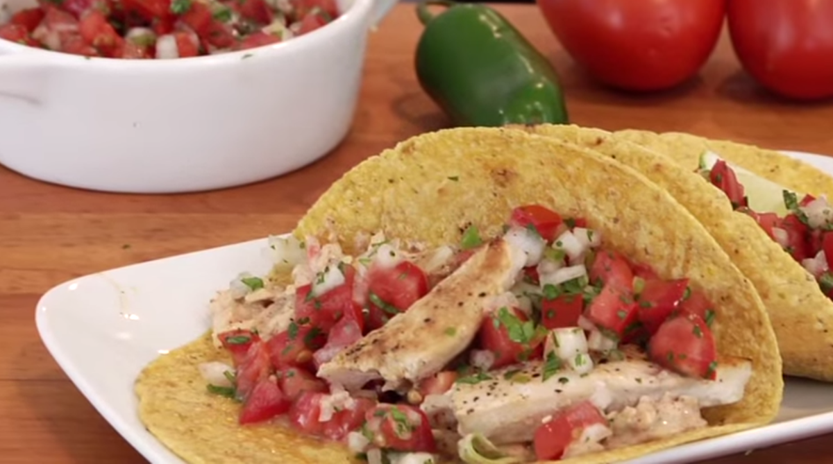 SavaaRecipes's tweet photo. Easy Fish Tacos! watch full recipe http://t.co/ZdkIgFTMPD #TacoTuesday #PatioFood http://t.co/BKMvgfjNHY