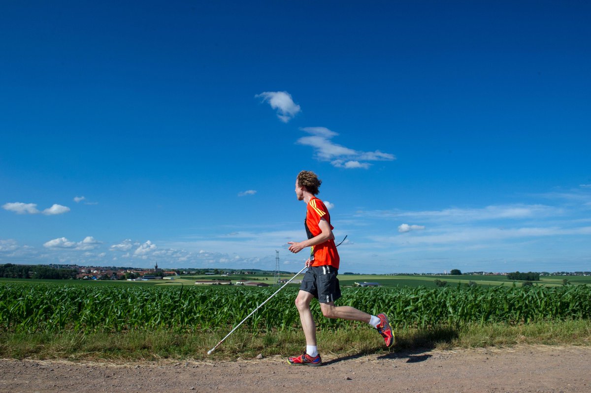 asadopasado's tweet photo. Corredor con discapacidad visual finaliza una carrera de trail sin asistencia http://t.co/eo3egW9S2Z http://t.co/NhwZ7bVnDj
