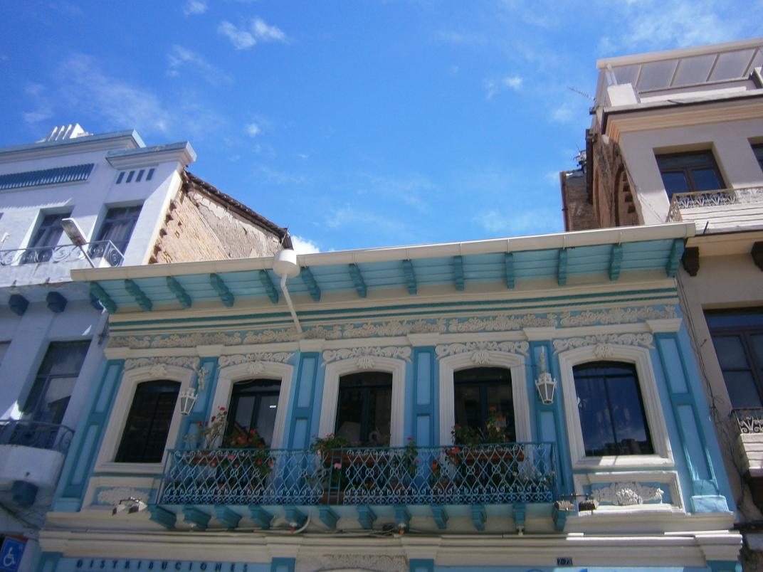 feel_ec's tweet photo. #BalconesdeCuenca #CuencaVive #AllYouNeedIsEcuador http://t.co/ADPOR67ccN via @cafe_sacro