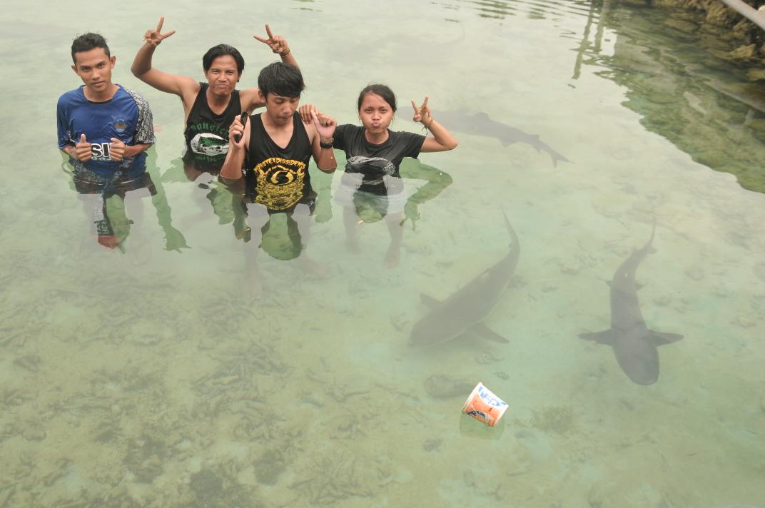 MJ_Jepara's tweet photo. Inilah kelakuan kami di luar arena mosphit. saling menghormati dgn sesama MJ. #JanjiSebuahKehormatan #KarimunJawa http://t.co/6FSkWfW95g