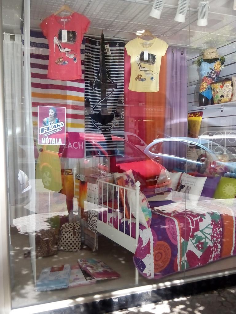 joaquincruz91's tweet photo. En #HomeSecrets #Sevilla #LeonXIII apoyan a nuestra @Jsilaflaka @LaFlakaLaVoz @lavoztelecinco #OleTriana http://t.co/q7FGBDWhCX