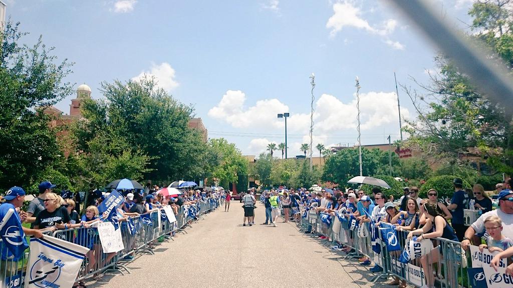 SweTBLightning's tweet photo. Fans hemma i Tampa väntar på att laget ska komma hem från Chicago: http://t.co/G8TWs6UC0l
#NHLse #TBLightning