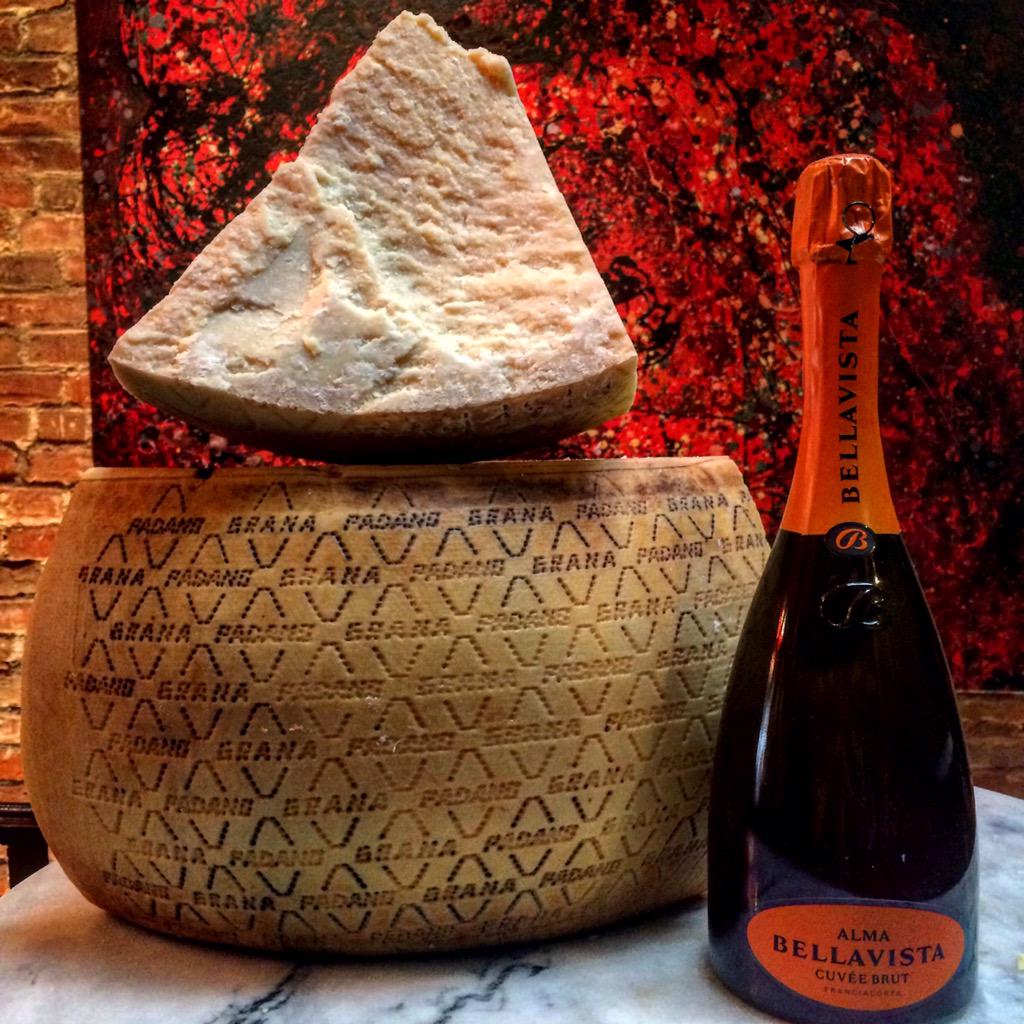 #Summer #aperitivo #GranaPadano with #Bellavista #Franciacorta <a href="/GranaPadanoDOP/">Grana Padano DOP</a> #dipalos